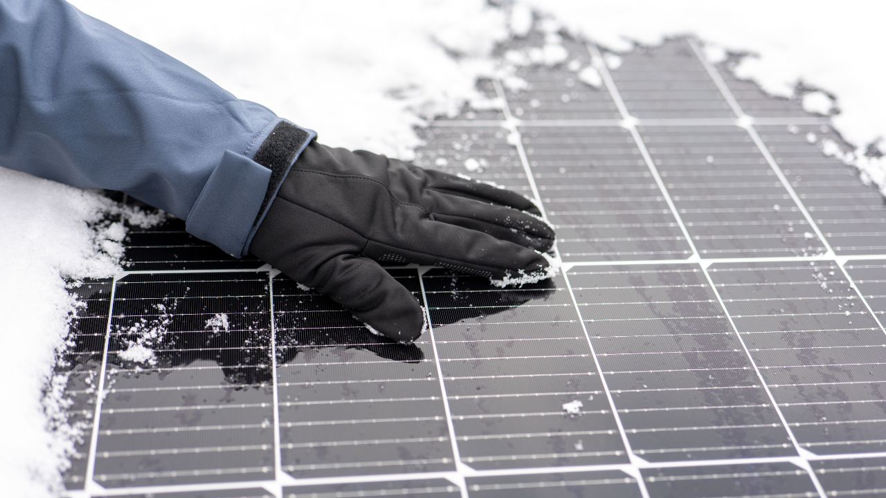 Sonnenenergie im Winter: Warum Balkonkraftwerke auch in der kalten Jahreszeit glänzen