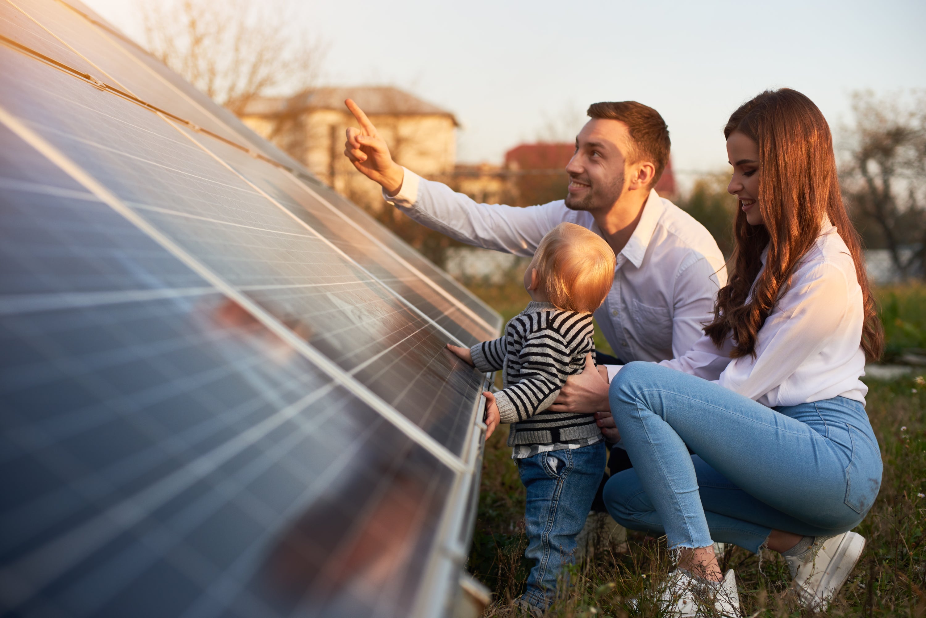 Familie freut sich über Solaranlage